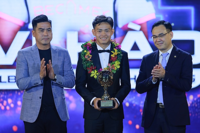 Vỹ Hào giành danh hiệu Cầu thủ trẻ xuất xắc năm 2024. Ảnh: Quốc An
