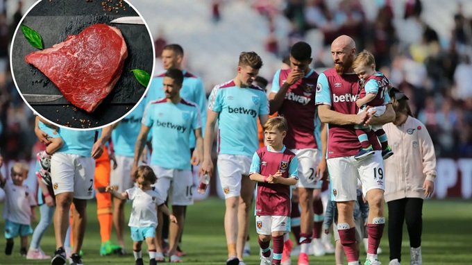 Collins từng mang miếng đệm giày bằng... thịt