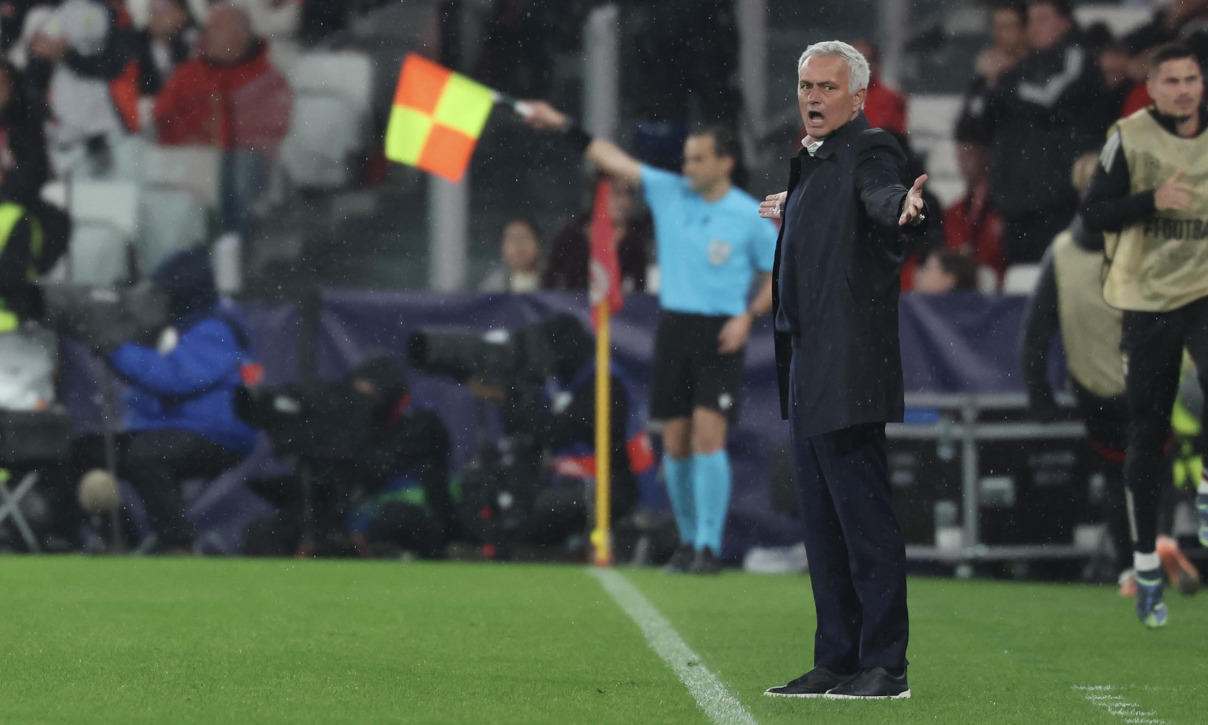 Mourinho đã thua trận thứ 3 ở Champions League trên cương vị HLV mới của Benfica