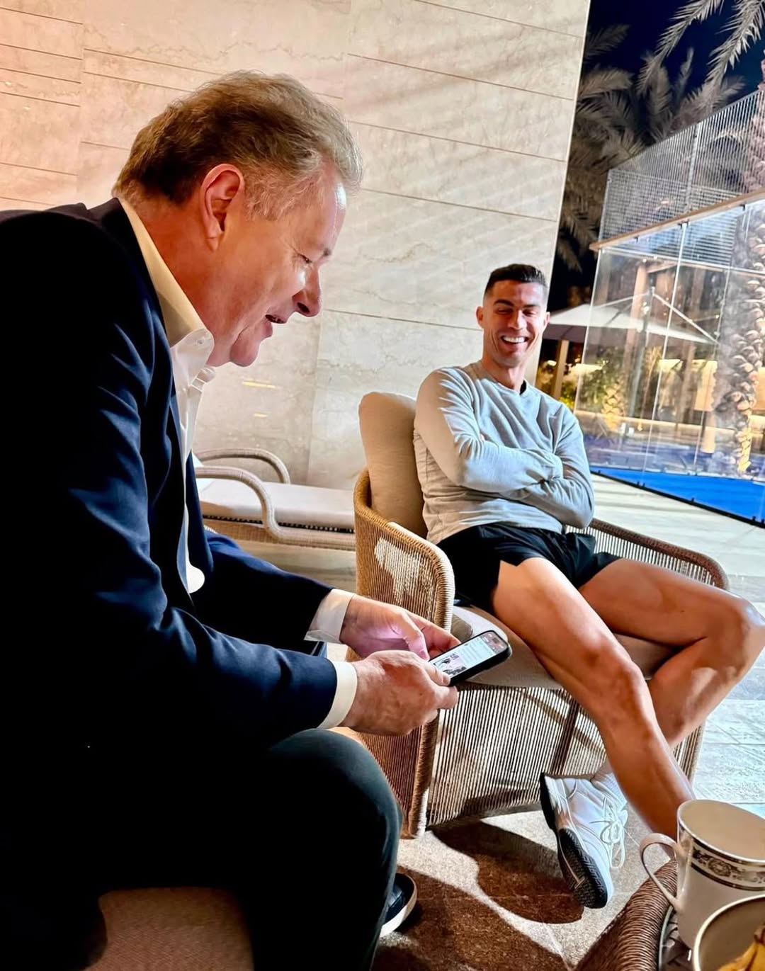 Cuộc phỏng vấn "đầy vẻ khúm núm" của phát thanh viên Piers Morgan với Ronaldo