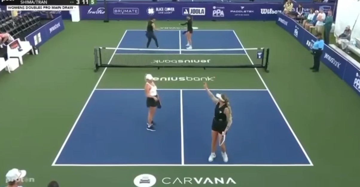 Cú giơ tay thiếu trung thực của người Mỹ đã cướp đi điểm số quan trọng của Sophia.