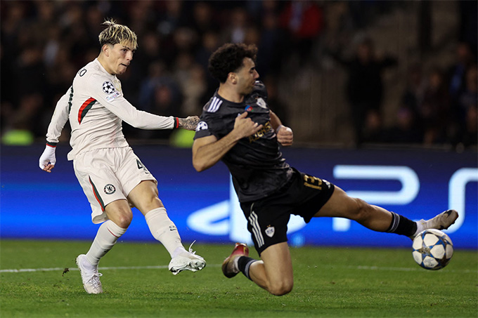 Những "gã tí hon" như Qarabag (phải) gây địa chấn ở Champions League