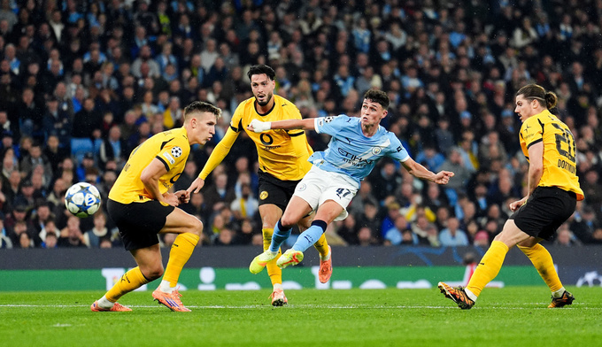 Foden "nhảy múa" giữa "bầy sói" Dortmund