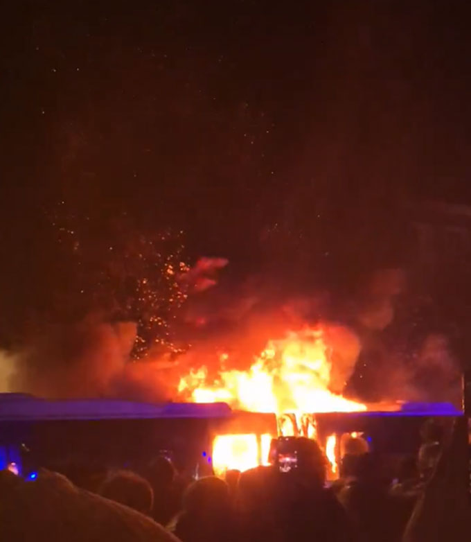 Xe buýt chở fan Barca bị bốc cháy