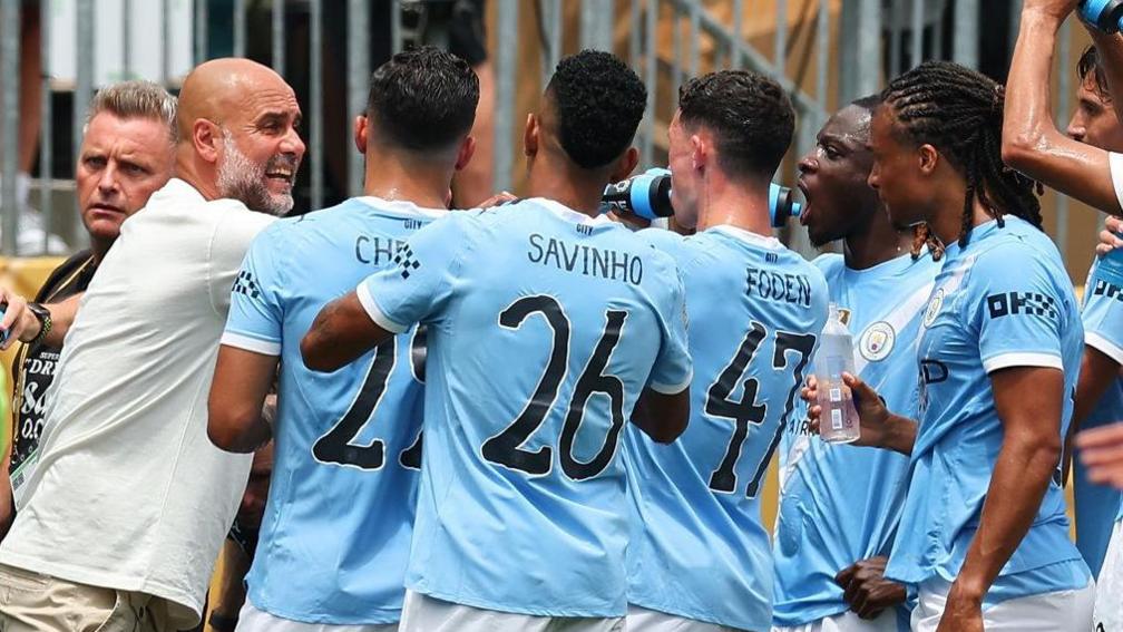 Man City quân đông nên Pep có thời ung dung