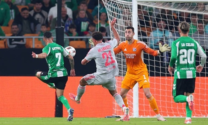 Antony vừa lập công giúp Betis đánh bại Lyon 2-0 với 1 cú lốp bóng mang đẳng cấp Lionel Messi