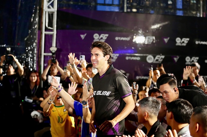 Kaka trong sự chào đón của khán giả TP.HCM - Ảnh: Anh KHoa 