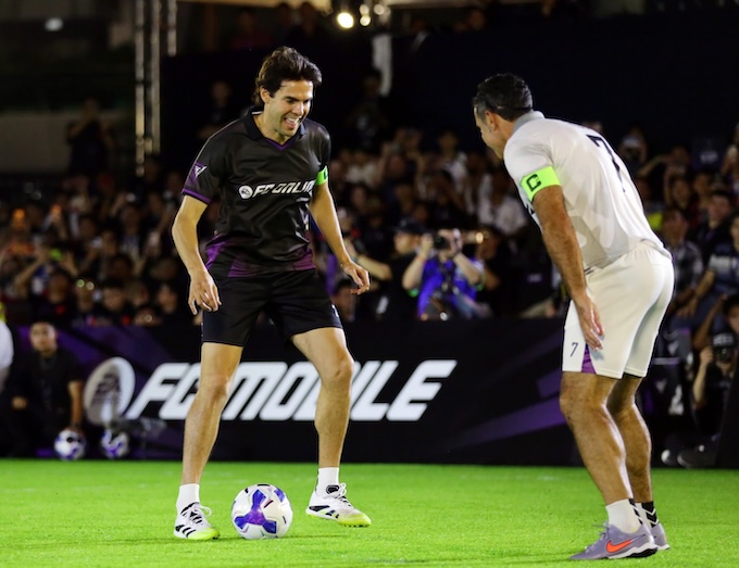 Kaka và Figo đối đầu nhau trong trận giao hữu - Ảnh: Anh Khoa 