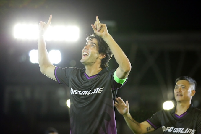 Màn ăn mừng chiến thắng quen thuộc của Kaka - Ảnh: Anh Khoa 