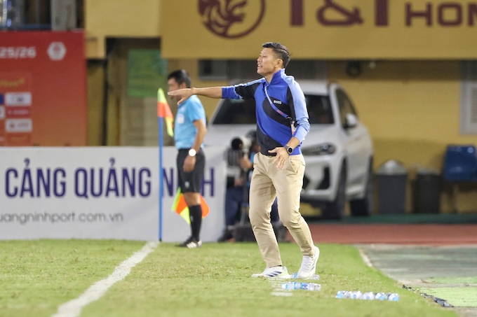 HLV Thạch Bảo Khanh chỉ đạo các học trò trên sân. Ảnh: Minh Tuấn