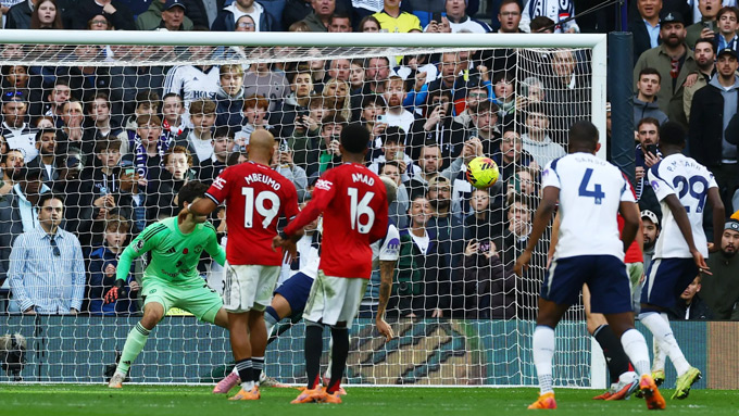 Pha làm bàn tưởng như đã nhấn chìm MU của Richarlison ở phút 90+1