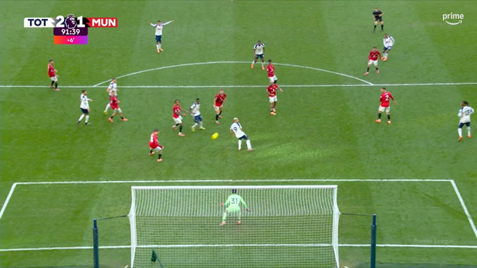 Bóng chạm đầu Richarlison đổi hướng bay vào lưới trong bàn thua thứ 2 của MU