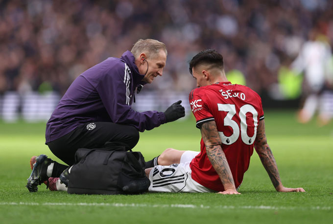 MU phải thi đấu thiếu người trong những phút cuối do Sesko chấn thương mà đã hết quyền thay người