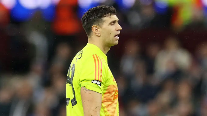 Emi Martinez giận dữ vì bị tước băng đội phó 