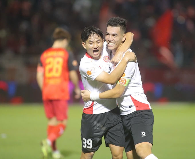 Niềm vui ăn bàn của đội chủ nhà. Ảnh: Anh Khoa 