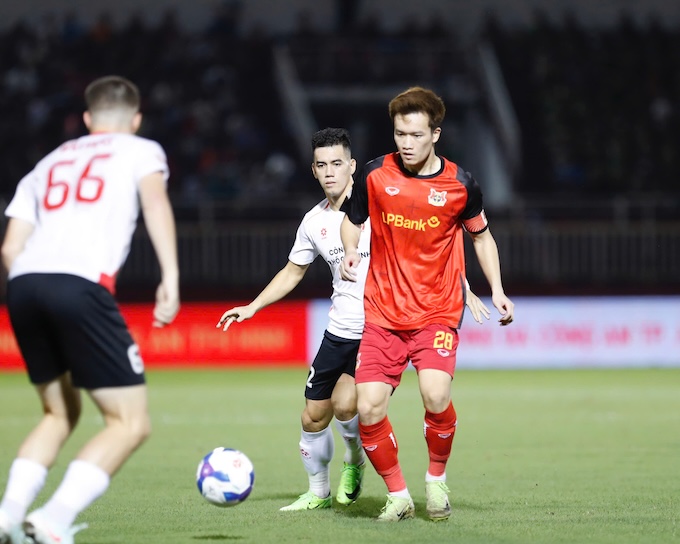 Hoàng Đức và Tiến Linh đều thi đấu rất ấn tượng trong cuộc đối đầu trên sân Thống Nhất. Ảnh: Anh Khoa 