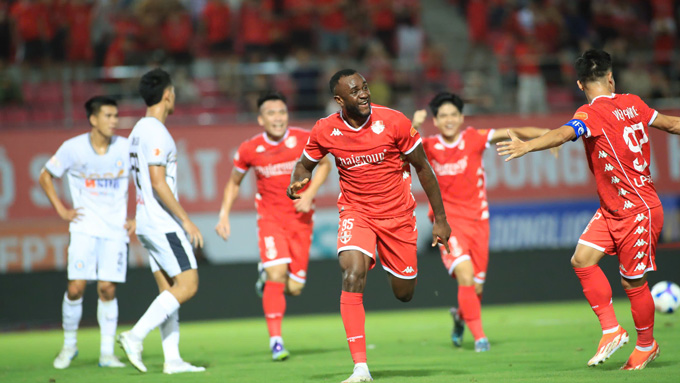 Tagueu lại ghi bàn cho đội bóng đất Cảng - Ảnh: Phan Tùng