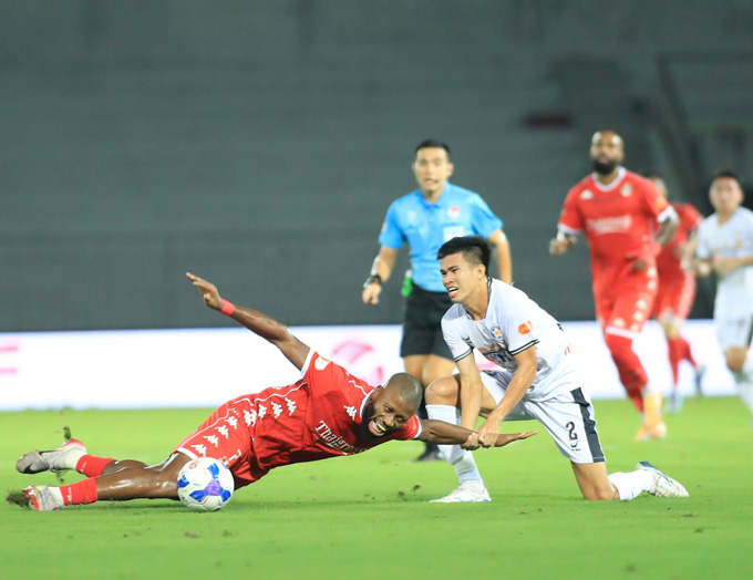 Đà Nẵng (áo trắng) đã không thể tạo nên bất ngờ - Ảnh: Phan Tùng