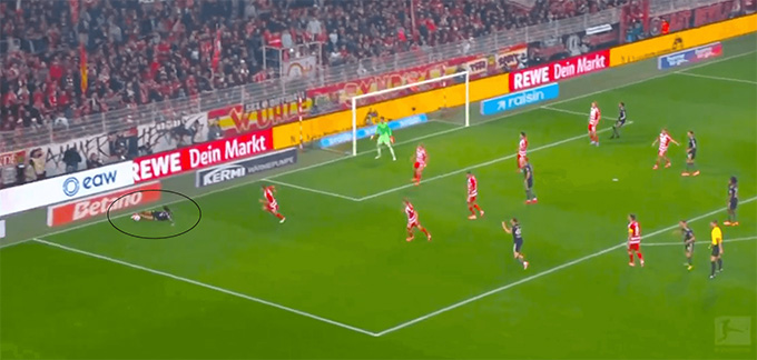 Bóng đã sắp đi hết đường biên ngang