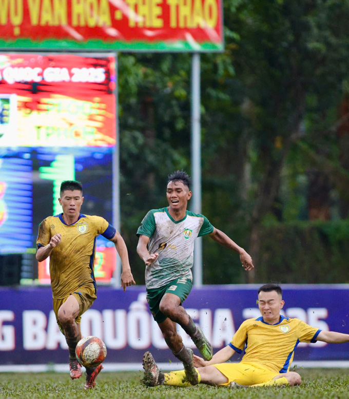 Trận đấu gây nhiều tranh cãi đã kết thúc với tỉ số 1-1. Ảnh: STP Food