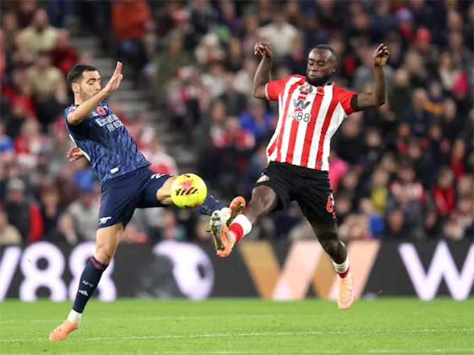 Cú sảy chân trước Sunderland cuối tuần qua khiến Arsenal bị Man City áp sát