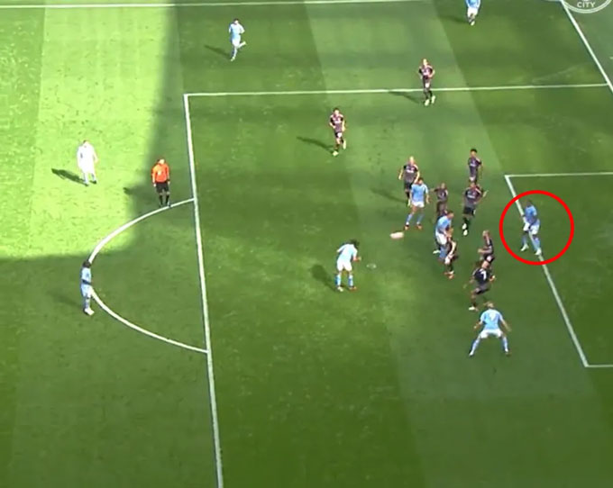 Ake đánh đầu khi Akanji đứng ở tư thế việt vị