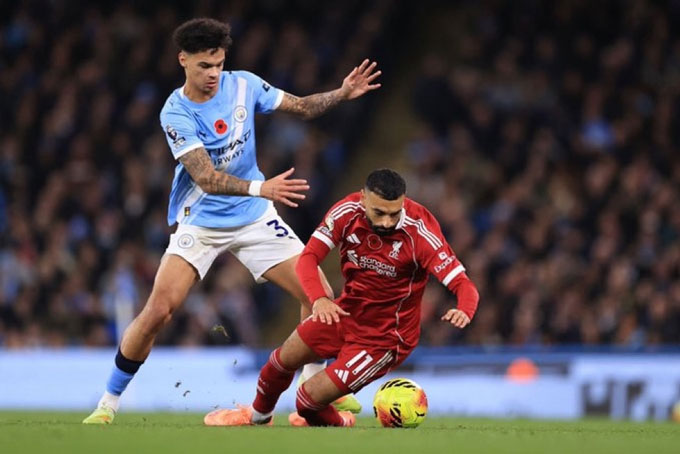 Salah bị O’Reilly khoá chặt