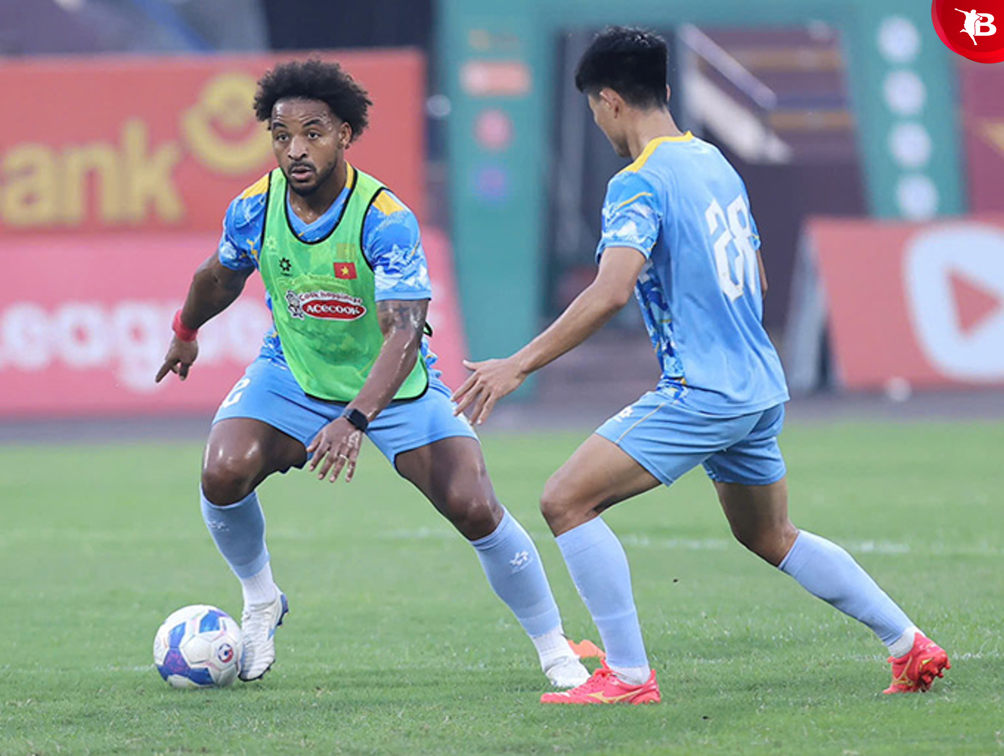 Mục tiêu của Xuân Son là ghi bàn vào lưới ĐT Lào trong màn so T tại Vientiane sắp tới. Nhưng điều quan trọng là toàn đội phải giành chiến thắng. “Tôi sẽ quyết tâm bằng tất cả những gì có thể”, Son khép lại và bước vào guồng quay tập luyện với ĐT Việt Nam. Anh chỉnh đồng hồ điện tử, với “KPI” cường độ tập luyện ở mức cao nhất. 