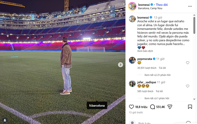 Messi đứng trên thảm cỏ Camp Nou