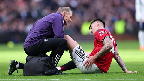 Simone Inzaghi celebrating with his Inter Milan players after beating Barcelona.