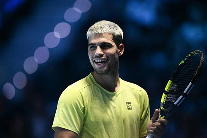 Alcaraz đã đặt một chân vào bán kết ATP Finals