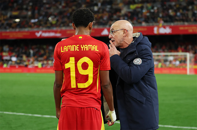 HLV De la Fuente bảo vệ Yamal