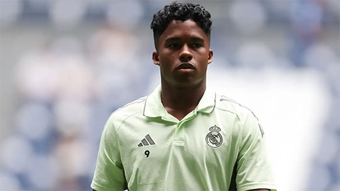 Simone Inzaghi celebrating with his Inter Milan players after beating Barcelona.