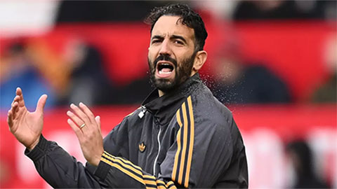 Simone Inzaghi celebrating with his Inter Milan players after beating Barcelona.