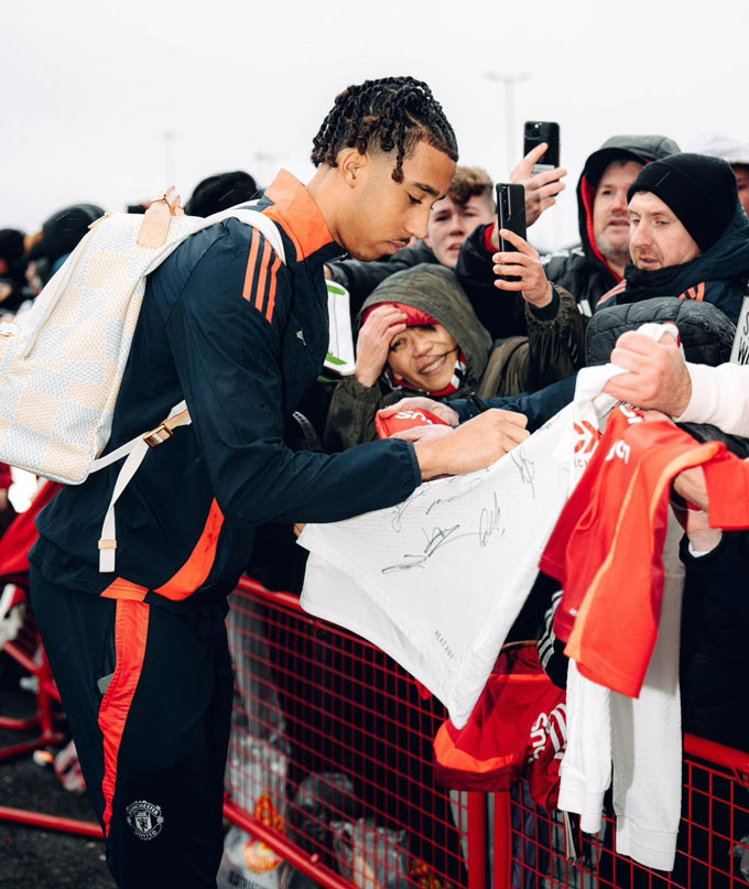 Amorim yêu cầu các cầu thủ MU chia làm 2 nhóm, một nhóm ký tặng fan trước trận và một nhóm là sau trận