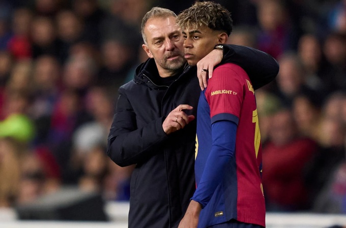 HLV Hansi Flick của Barca thường xuyên phản đối đồng nghiệp De la Fuente vì khai thác Yamal quá đà