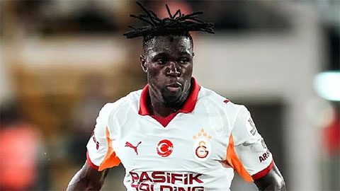 Simone Inzaghi celebrating with his Inter Milan players after beating Barcelona.