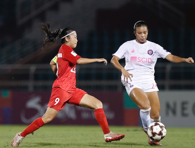 Huỳnh Như vận là mụi nhọn trên hàng công của TP.HCM. Ảnh: Anh Khoa