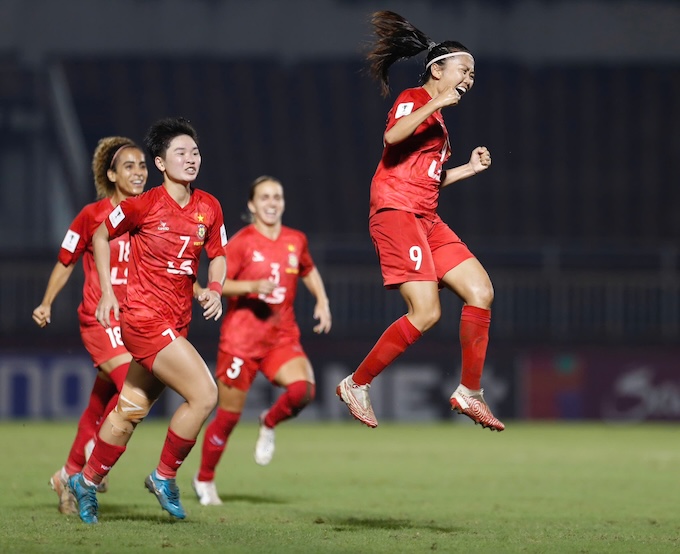 Niềm vui của Huỳnh Như khi có bàn mở tỷ số cho đội chủ nhà. Ảnh: Anh Khoa