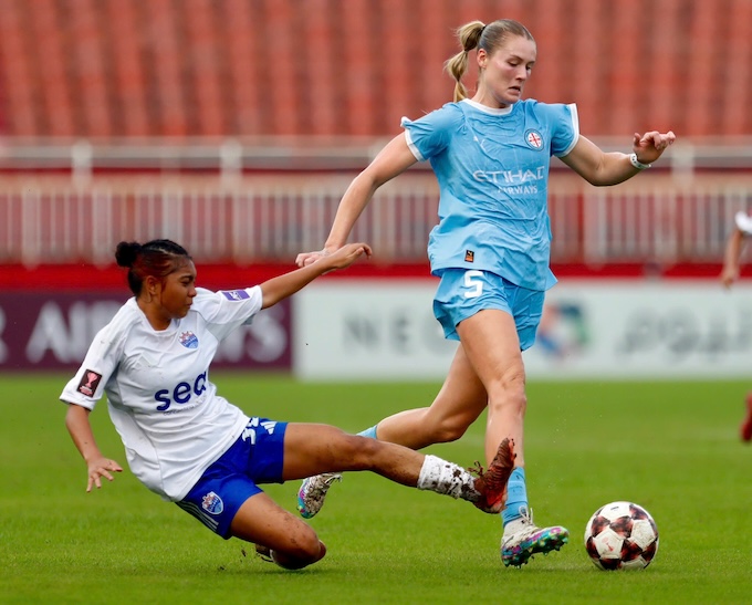 Các nữ cầu thủ Melbourne City (áo xanh) vượt trội hoàn toàn trong cuộc đối đầu này - Ảnh: Anh Khoa