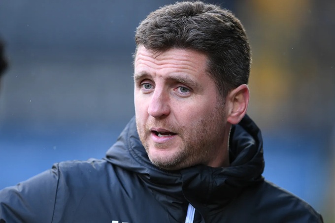 Trung vệ – Alex Bruce (con trai của Steve)