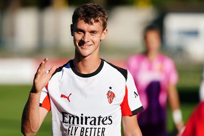 Wing-back cánh trái – Max Ibrahimovic (con trai của Zlatan)