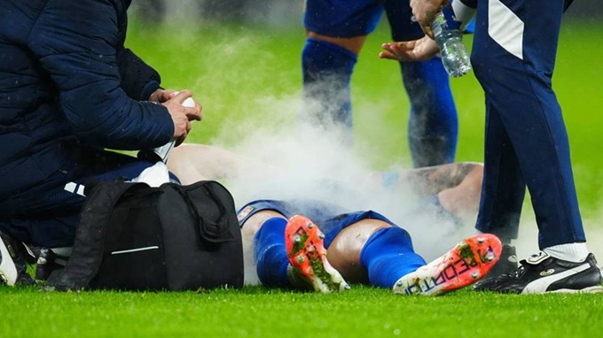 Tiền vệ của Serbia dính chấn thương kinh hoàng khiến nhà đài cấm phát lại