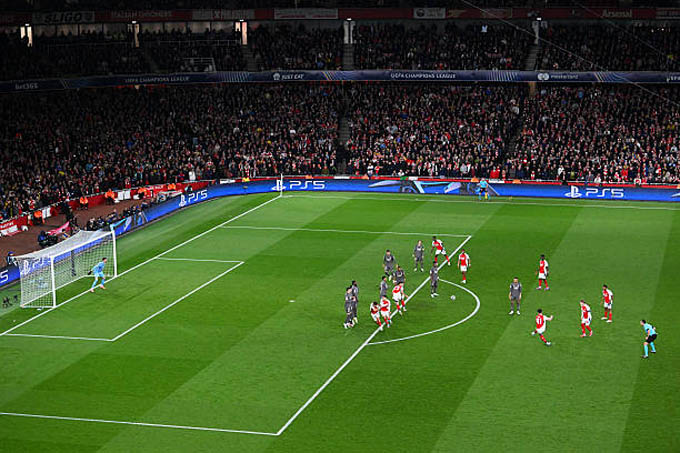 Siêu phẩm đá phạt nâng tỉ số lên 2-0 của Rice ở trận thắng Real Madrid