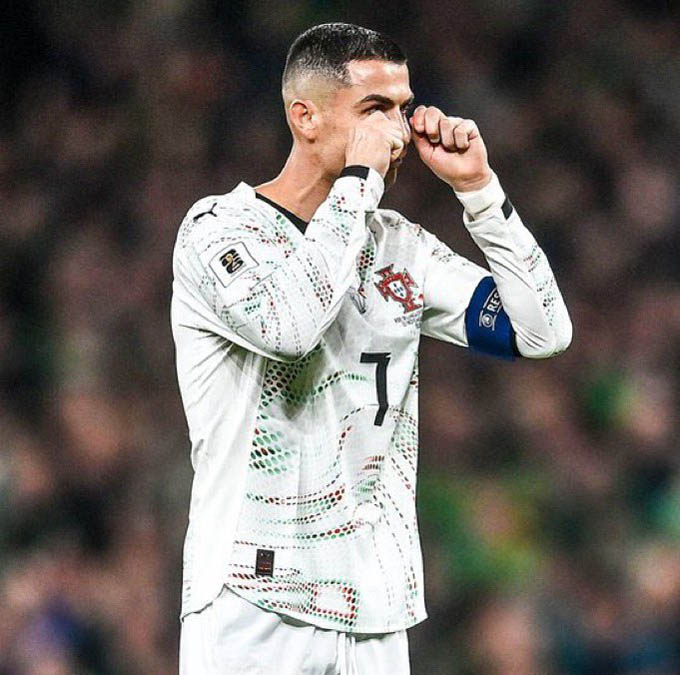 Hành động trêu tức đáng xấu hổ của Ronaldo