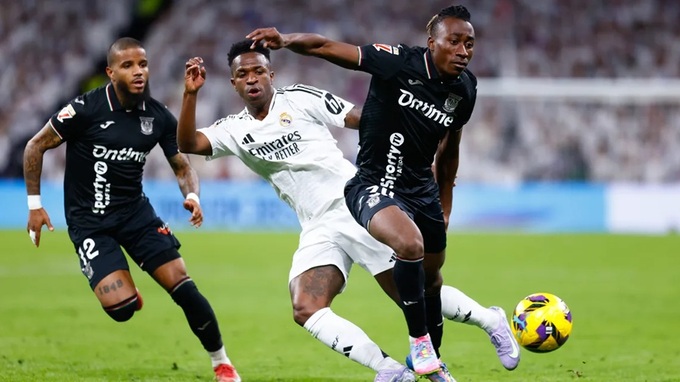 Diomande (phải) trong trận đấu với Real Madrid