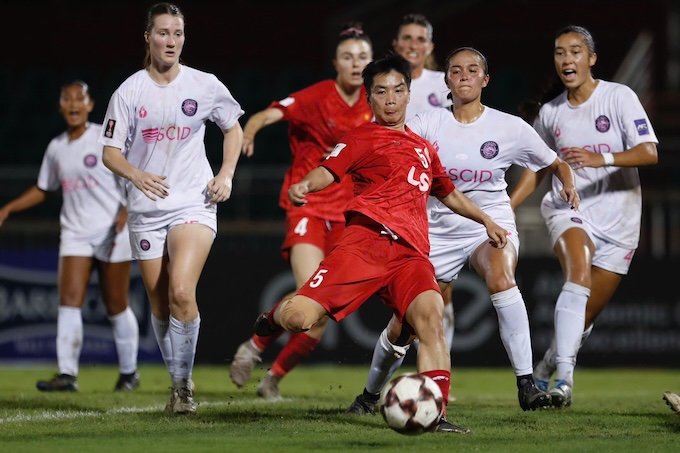 Các cầu thủ nữ TP.HCM trong vòng vây của đối thủ đến từ Philippines. Ảnh: Anh Khoa