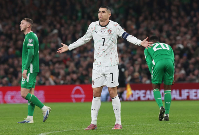 Ronaldo nhận thẻ đỏ ở trận gặp Ireland và nguy cơ bị treo giò 3 trận