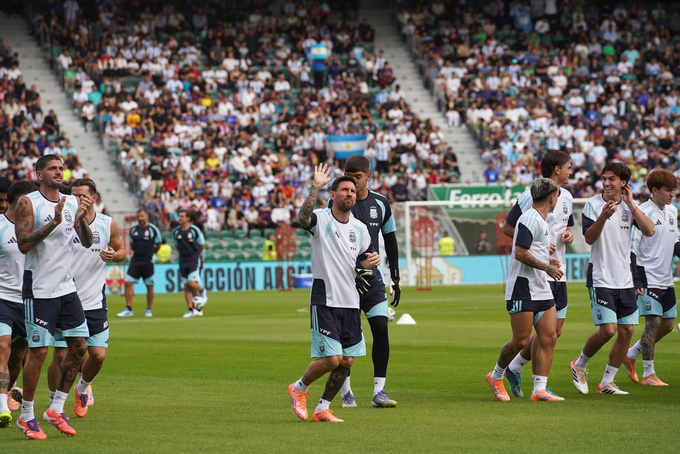 Trong ngày CR7 dính thẻ đỏ, Messi ghi 1 bàn vào lưới Angola