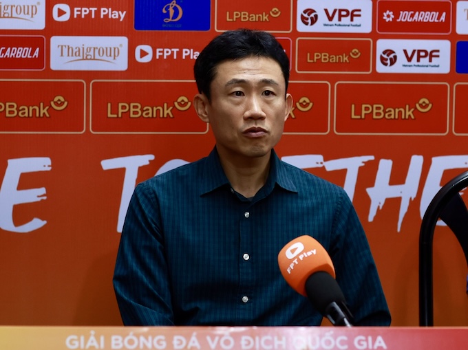 HLV Choi Won Kwon đã nói lời chia tay đội bóng Thanh Hoá. Ảnh: Minh Trần